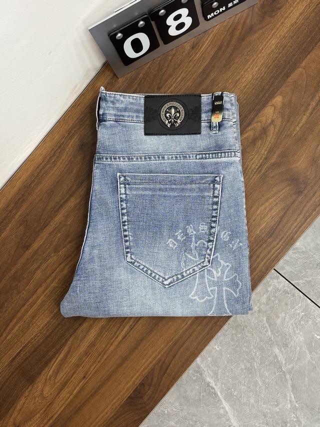 主推 克罗心 独家专供新款秘潮男时尚休闲牛仔裤，高端欧版原单裤子，潮流时尚休闲裤子 透气舒适度高，细节无可挑剔，品牌元素设计理念，体现高品质。呈现休闲裁剪，上身