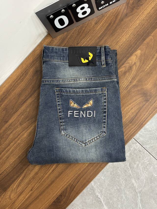 主推 Fendi 芬迪 独家专供新款秘潮男时尚休闲牛仔裤，高端欧版原单裤子，潮流时尚休闲裤子 透气舒适度高，细节无可挑剔，品牌元素设计理念，体现高品质。呈现休闲