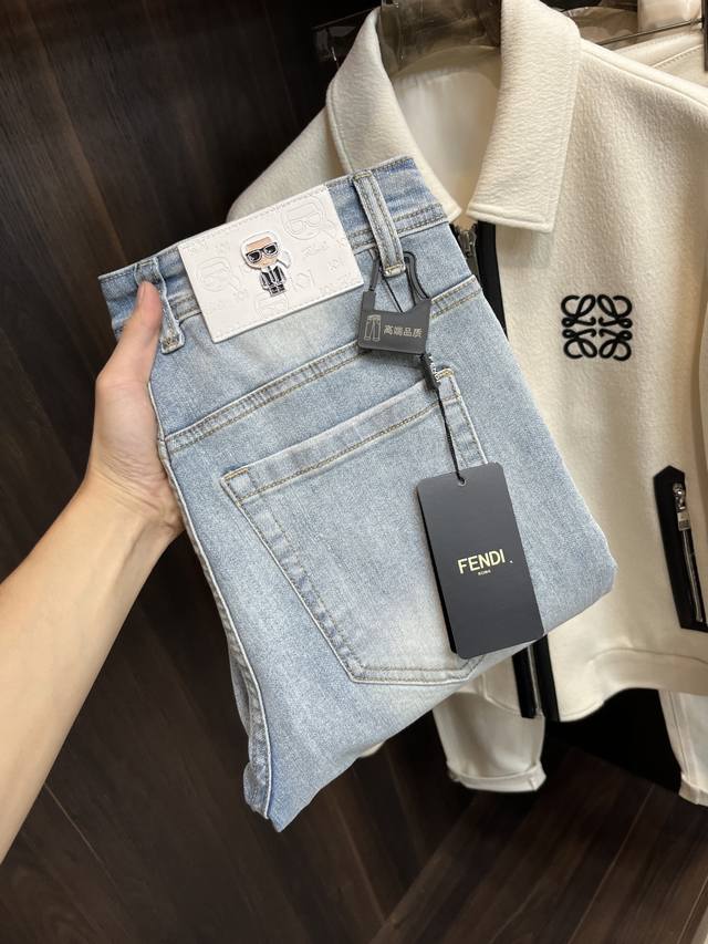 年后！ 主推 Fendi 独家专供新款芬迪潮男时尚阔腿牛仔裤，高端欧版原单裤子，潮流时尚休闲裤子 透气舒适度高，细节无可挑剔，品牌元素设计理念，体现高品质。呈现