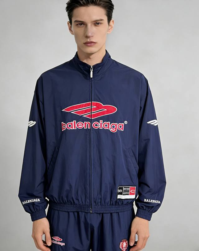 主推 Balenciaga 春季新款短袖巴黎世家立领套装，纯棉长袖长裤套装，上身效果非常棒，休闲度假精品！轻奢风格简约大气！整套不单拿！尺码：M-Xxxlh20