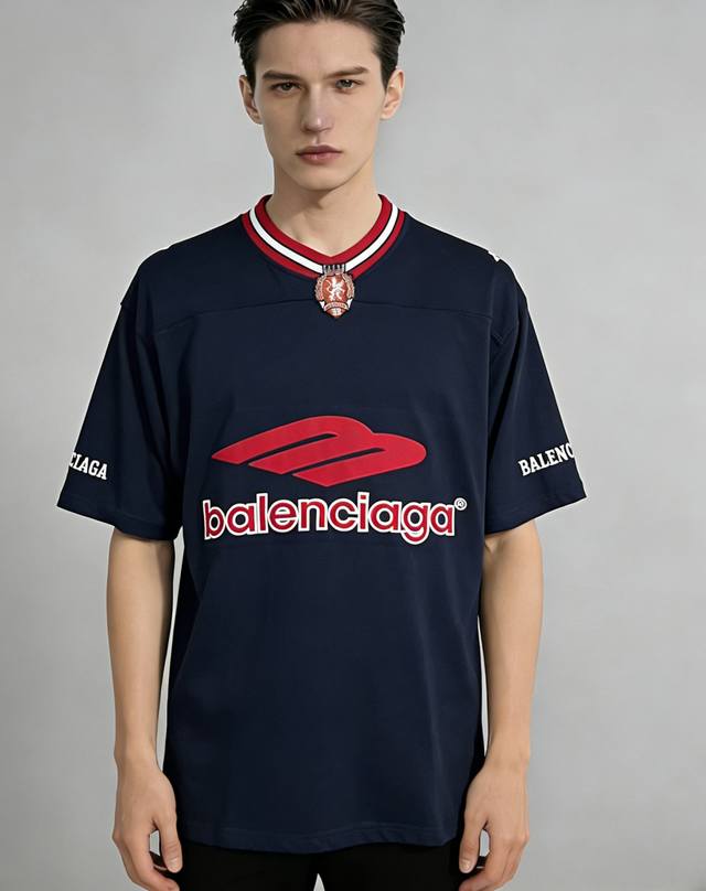 主推 Balenciaga 2026Ss春季新款发布巴黎世家圆领短袖t恤，纯棉短袖，穿上就是舒适自在又显瘦的存在，慵懒而随性，结合干净简单的色系就特别耐看，适合