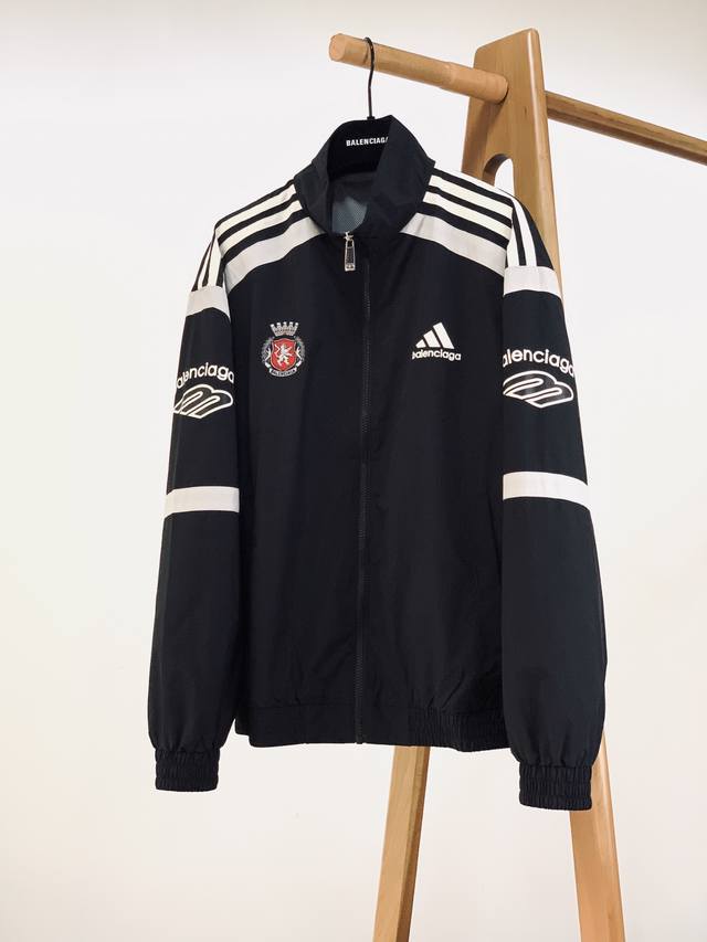 巴黎世家 Adidas阿迪达斯联名款复古运动夹克，高街潮牌天花板！两大顶流品牌重磅联名！甄选高密防风格纹尼龙面料，挺括有型，抗皱透气，内里网眼衬里，上身轻盈舒适