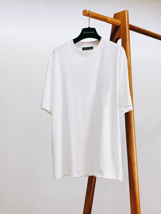 Chrome Hearts 克罗心 2026Ss春夏新品 马蹄十字刺绣t恤，把美式高街潮酷感穿在身上。甄选高克重精梳棉面料，软糯厚实，透气不闷汗，上身挺括有型，