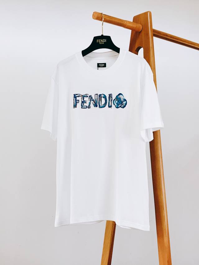 Fendi 芬迪 2026Ss早春新品 涂鸦刺绣t恤，男女通杀的夏日刚需神衣！面料选用100%高支全棉，软糯亲肤，透气性直接拉满，夏天穿完全不闷汗，而且久洗不变