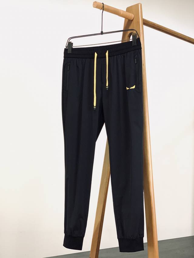 Fendi 芬迪 2026Ss早春新品 小怪兽系列速干休闲裤，男士春夏穿搭吸睛神裤！精选高定冰丝速干面料，丝滑凉感上身零束缚，透气排汗不闷汗，抗皱垂顺不易变形，