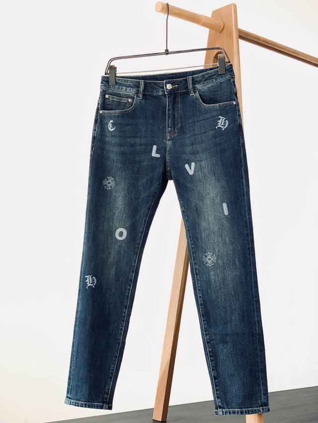 Chrome Hearts 克罗心 2026Ss早春新品 这款牛仔裤将潮流与个性完美融合。牛仔布经独特水洗工艺，呈现复古质感，彰显不羁态度。标志性符号印花，以大