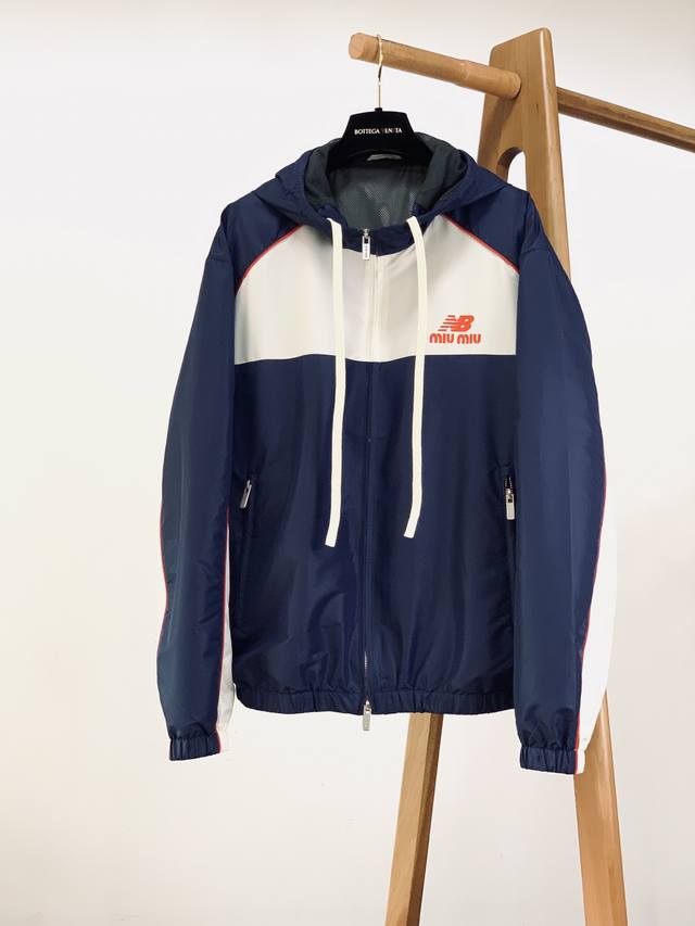 New Balance X Miu Miu 缪缪 2026联名款连帽防风夹克，甜酷风拉满的年度神款！甄选高密防风尼龙面料，自带防泼水属性，轻盈不压身，内里透气网