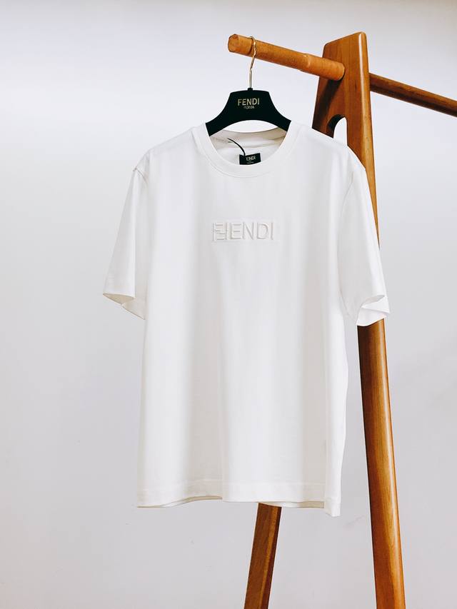 Fendi 芬迪 2026Ss春夏新品 经典字母刺绣短袖t恤。顶级100%长绒棉面料，亲肤透气不闷汗，上身挺括有型，久穿不易变形！经典圆领设计，利落修饰身形；胸