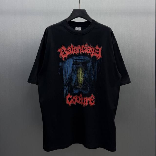 巴黎 Balenciaga Couture暗黑哥特风印花t恤size : S-L Balenciaga Couture 双生艺术t恤 暗夜款以黑为底，血色哥特字