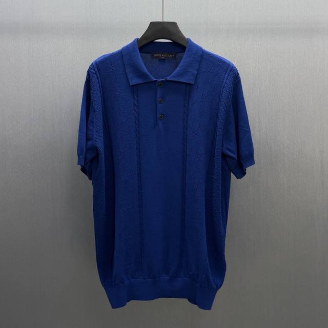 Lu 网眼针织午夜蓝polosize : S-Xl深蓝色半精纺马球衫。面料细腻，采用真丝混纺纱线。正面为轻盈的珠地网眼针织，巧妙地饰有 Monogram 与 D