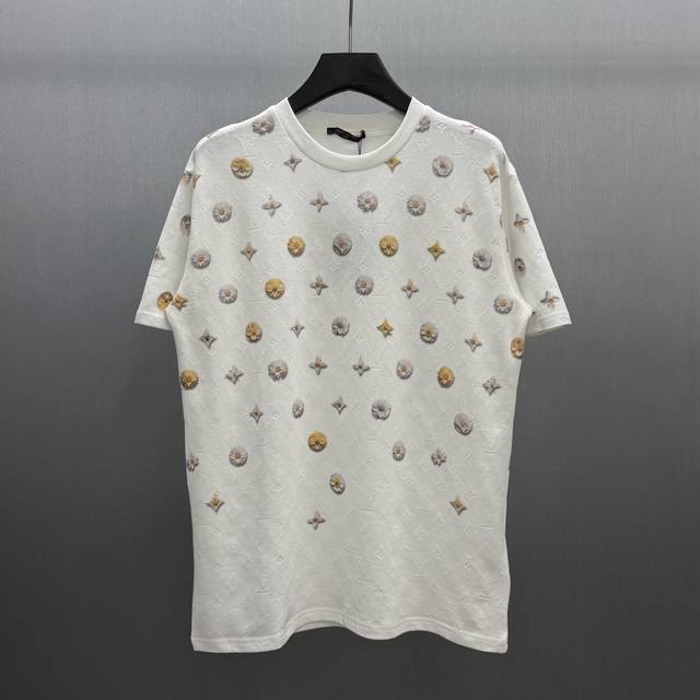 Lu 菊花珠地提花短袖size : S-Xl这件乳白色的 T 恤为休闲春日造型增添了活泼的花卉元素。它采用有机棉珠地布制成，带有柔软质感的 Monogram 提