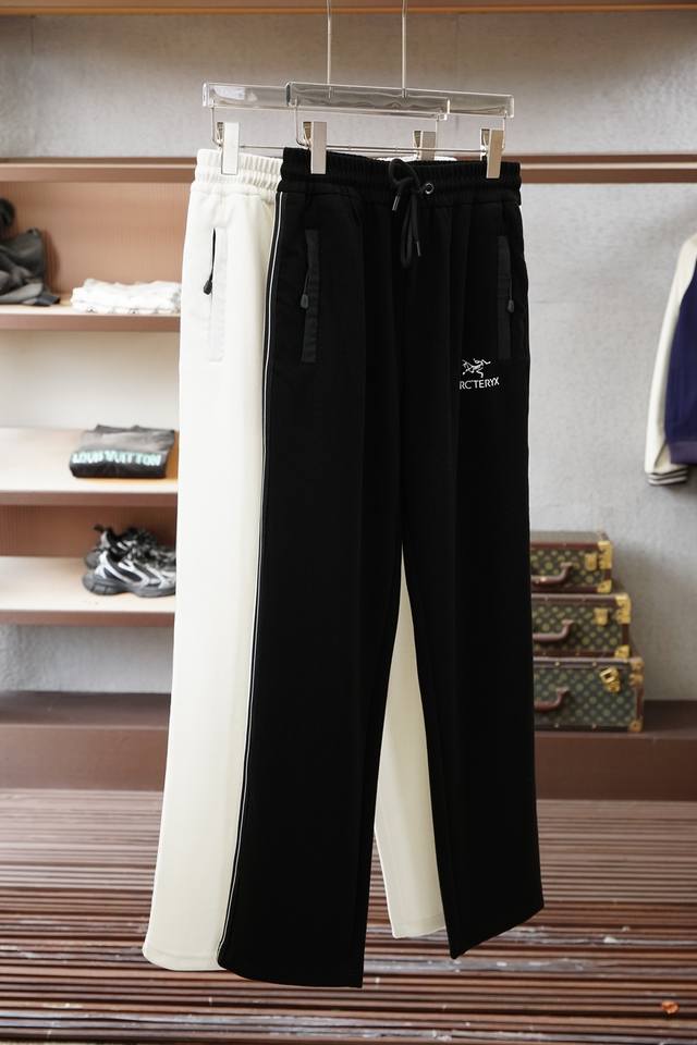 始祖鸟 2026早春休闲直筒裤，码数m-3Xl，进口超细棉氨纶质感格外透气舒适。采用简约修身版型，令腿部线条更显修长，是契合现代休闲衣橱的经典单品。五金高级，更