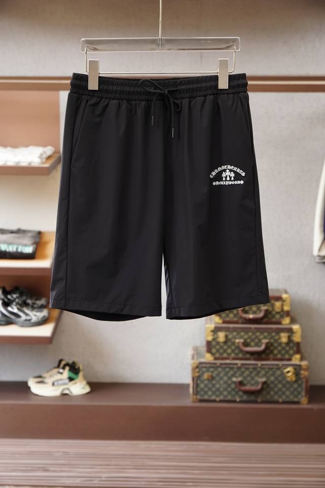 2026Ss新品上线克罗心 -男士短裤 精选高支双面针织面料，经特殊工艺处理，实现亲肤与挺括的双重平衡；提花工艺融入侧缝，低调不张扬；Golo五金件采用精铸抛光