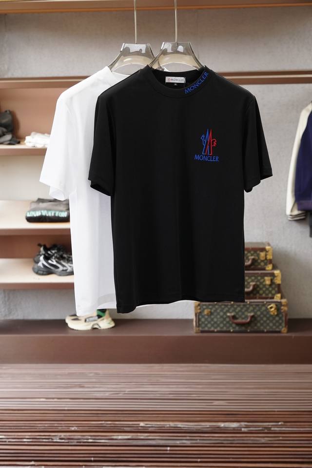 蒙口_2026Ss春夏新品 甄选高支双面双丝光棉面料，一面细腻亲肤，一面挺括有型，反复洗涤依旧保持平整轮廓，适配商务与休闲的；极简白与深邃黑双配色，低调中透出高