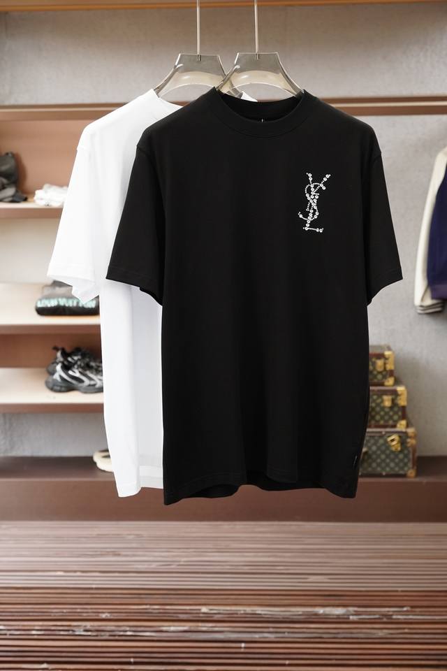 Ysl 2026春夏新款短袖t恤！时尚休闲短袖t恤衫！胸前背后烫钻logo图案设计！极具设计精选客供云柔棉面料，手感柔软亲肤，着身舒适透气性都无法挑剔，实物绝对