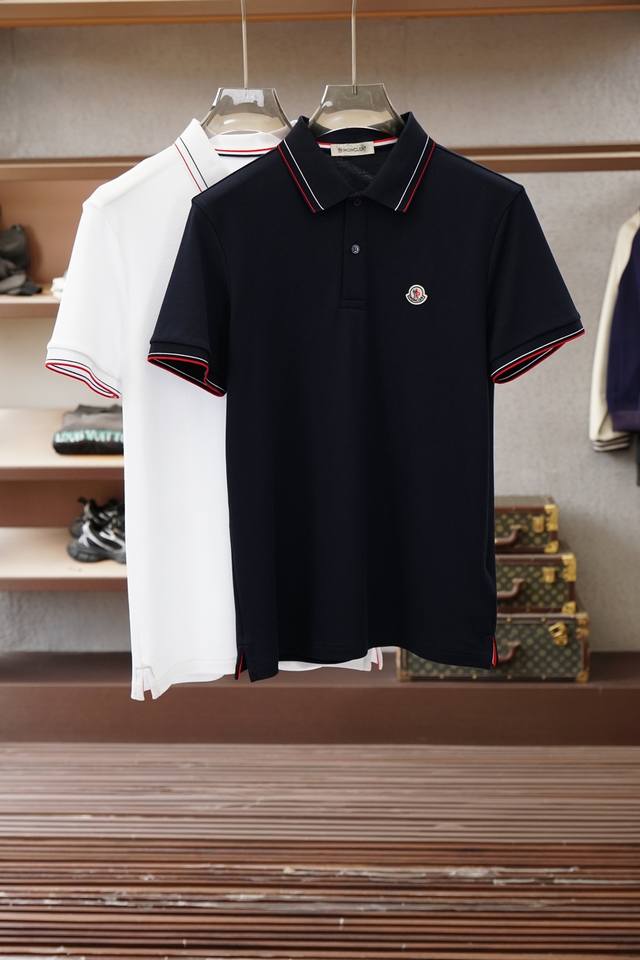 蒙口-2026Ss新品上线经典焕新高端珠地polo衫 面料黑科技，穿出来的舒适奢感，采用双面珠地网眼面料打造，经纬交织的立体珠地肌理，自带透气网孔结构，夏日穿着