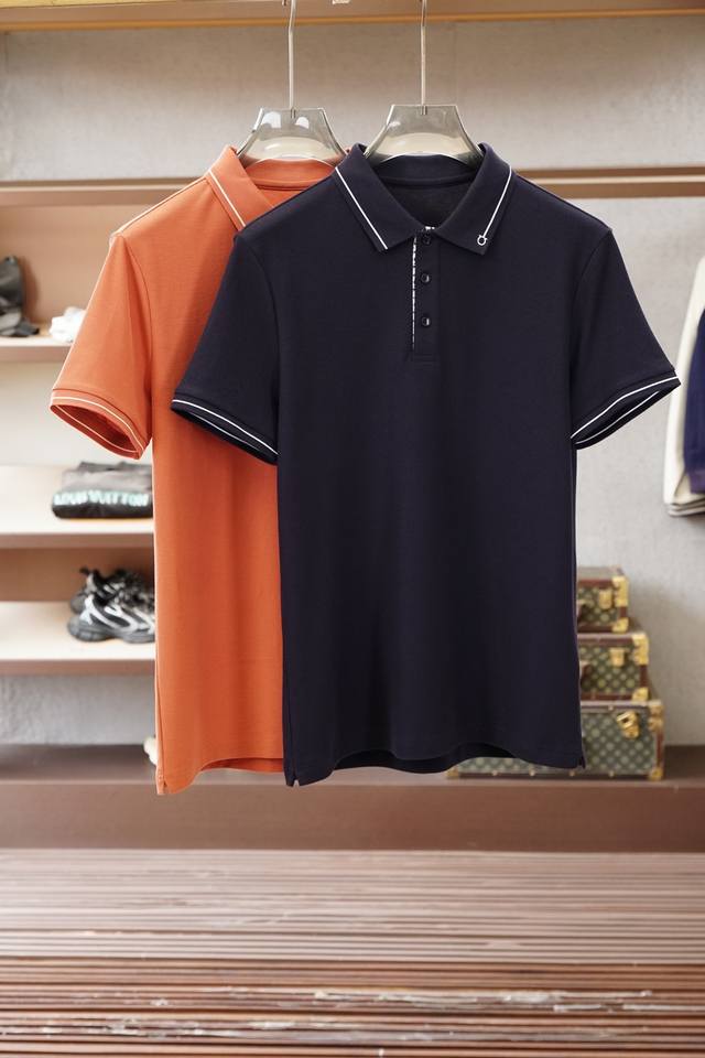 菲拉格慕 2026男士经典商务休闲短袖polo，26年夏季重磅新势力单品，雅致白、静谧蓝两色臻选，香港贸易公司一手渠货源，高级经典系列，白金级全品相，纯正血统臻