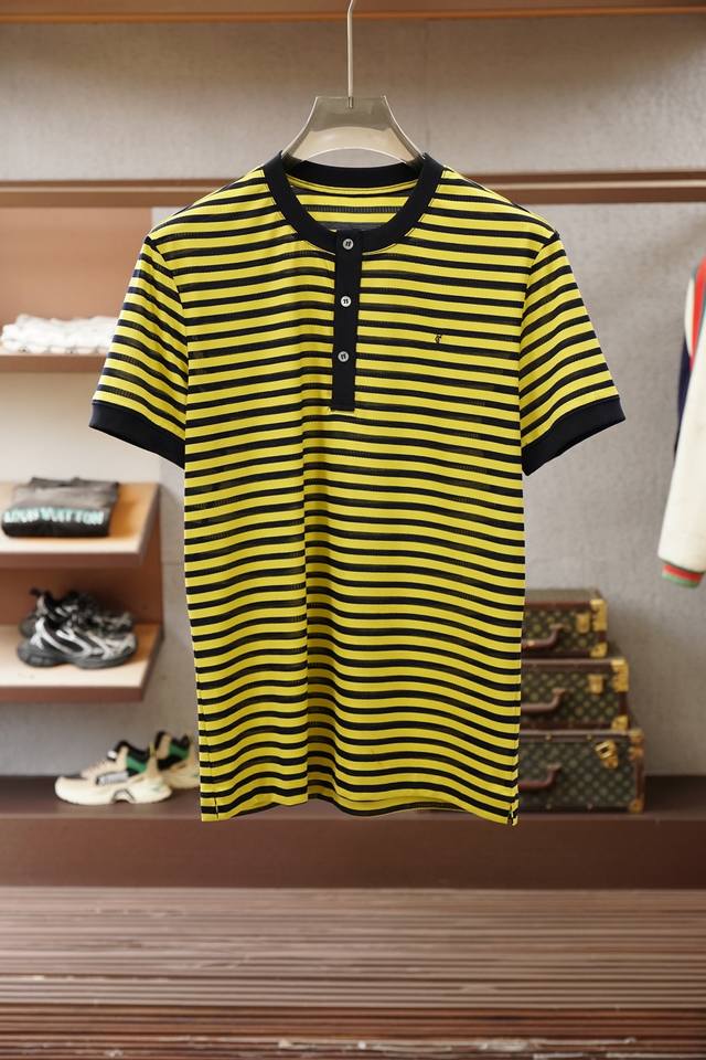 Ysl-Saint Laurent 圣罗兰条纹亨利领丝光棉t恤 2026春夏新品，采用高支丝光间条棉面料，经双丝光工艺处理。布面自带细腻柔光，触感凉滑如绸，垂坠