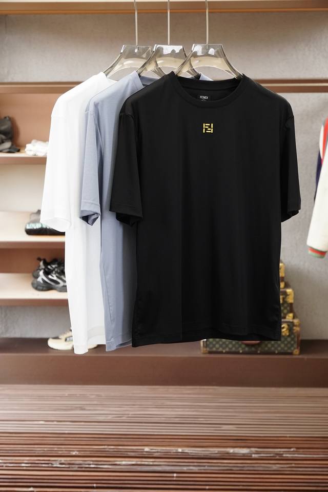 Fendi 芬迪，2026Ff刺绣圆领t恤甄选高支丝光双面面料，经精密丝光工艺淬炼，布面如绸缎般细腻柔光，双面织造结构赋予衣物挺括垂坠感，透气亲肤且久穿不易变形