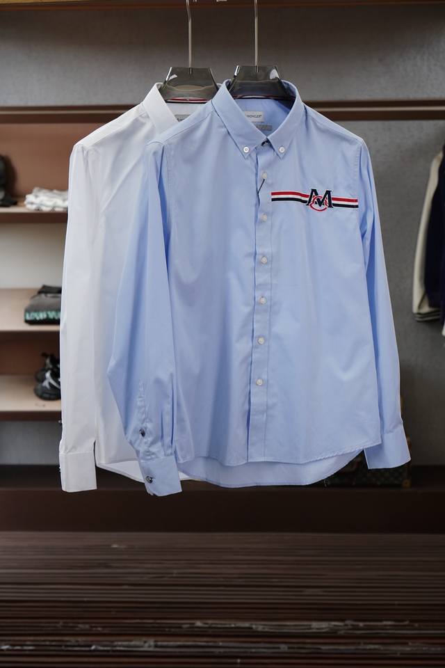 蒙口 2026-注意新款高端棉府绸白色 天兰纯色尖领衬衣，男士胸前万针刺绣工艺装饰商务休闲长袖衬衫！贸易公司渠道稀出，领先官网发售！男士衣橱必备精品衬衣，一年四