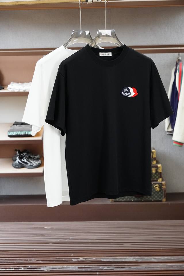 蒙口 2026春夏新款短袖，通勤百搭帅气的圆”领一贯的好版型 进口原版超细进口柔软丝光棉。面料柔软 弹性细腻 男人的衣柜都少不了基础打底衫 随时随地都可以拿来搭