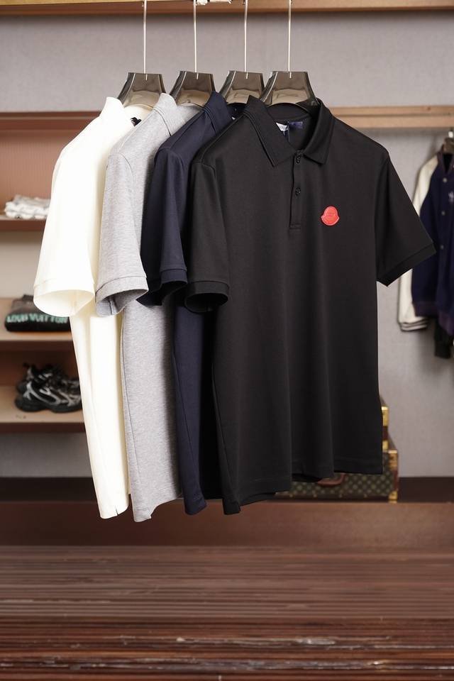 蒙口 2026春夏男装领口经典时尚休闲短袖polo衫，纽扣开合经典衣领 衣身两侧有开叉设计，打破经典t恤衫的一贯设计！彰显品牌的独有设计，定制80支双股长绒棉天