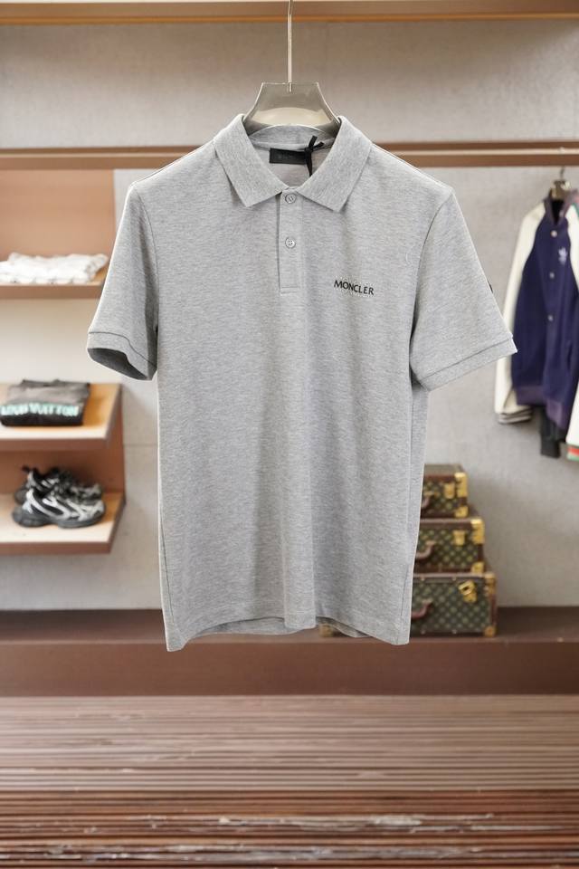 蒙口 2026春夏男装领口经典时尚休闲短袖polo衫，纽扣开合经典衣领 衣身两侧有开叉设计，打破经典t恤衫的一贯设计！彰显品牌的独有设计，定制80支双股长绒棉天