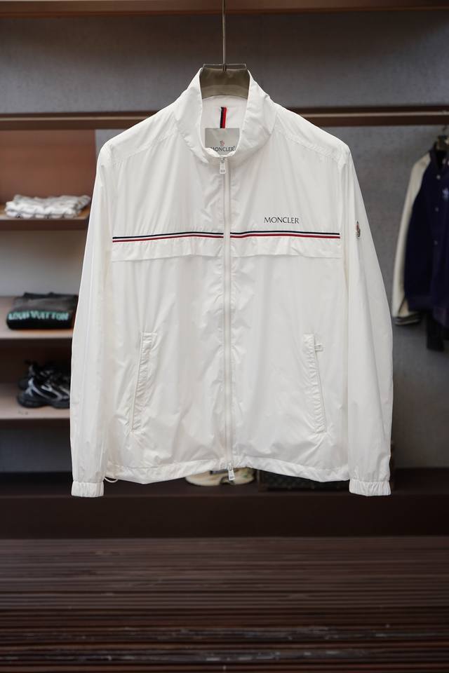 蒙口 2026Ss春季新款立领休闲时尚外套，全高端版本！进口超薄透气弹力聚酯纤维，透气舒适度高，胸前红蓝条纹加印花logo细节无可挑剔，做工考究工艺复杂，呈现休