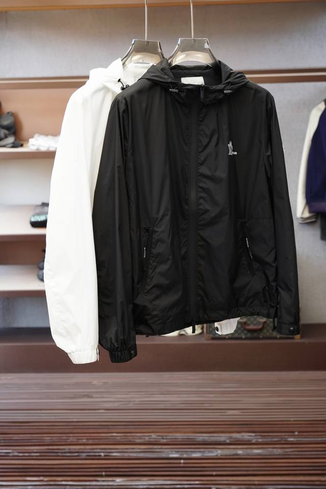 蒙口 2026Ss春季新款连帽休闲时尚外套，全高端版本！进口超薄透气弹力聚酯纤维，透气舒适度高，胸前手臂刺绣花logo加拉链设计细节无可挑剔，做工考究工艺复杂呈