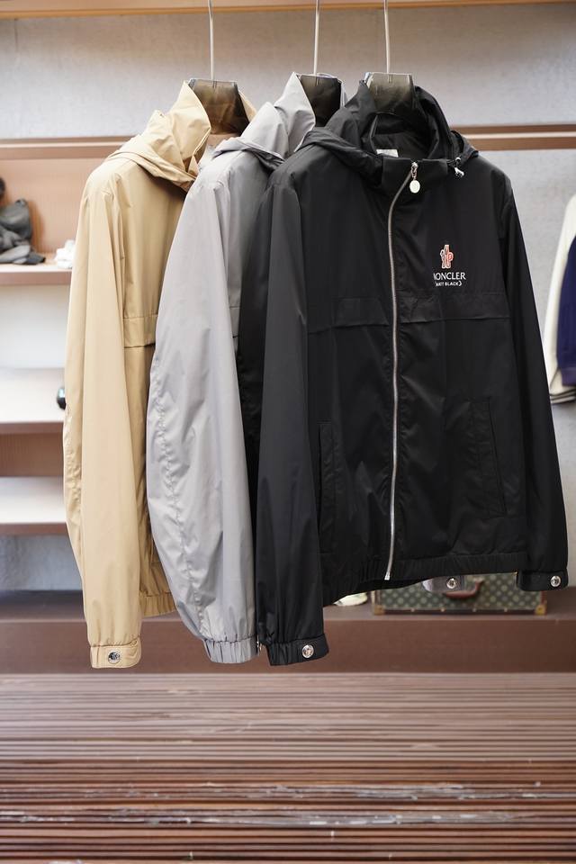 蒙口 2026Ss春季新款连帽休闲时尚外套，全高端版本！进口超薄透气弹力聚酯纤维，透气舒适度高，胸前刺绣花logo细节无可挑剔，做工考究工艺复杂呈现休闲裁剪，上