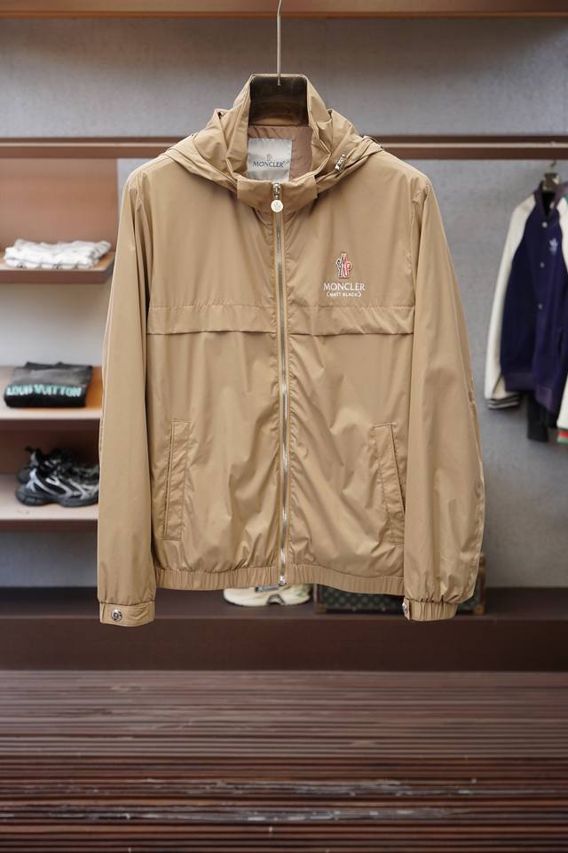 蒙口 2026Ss春季新款连帽休闲时尚外套，全高端版本！进口超薄透气弹力聚酯纤维，透气舒适度高，胸前刺绣花logo细节无可挑剔，做工考究工艺复杂呈现休闲裁剪，上