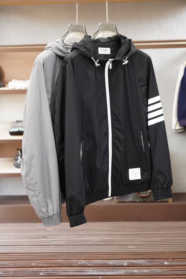 Tb-汤姆布朗-2026Ss春季新款连帽外套全高端版本！定制超薄弹力聚酯纤维面料，透气舒适度高，笔挺有型，经典四条杠做工细节无可挑剔，做工考究工艺复杂，呈现休闲