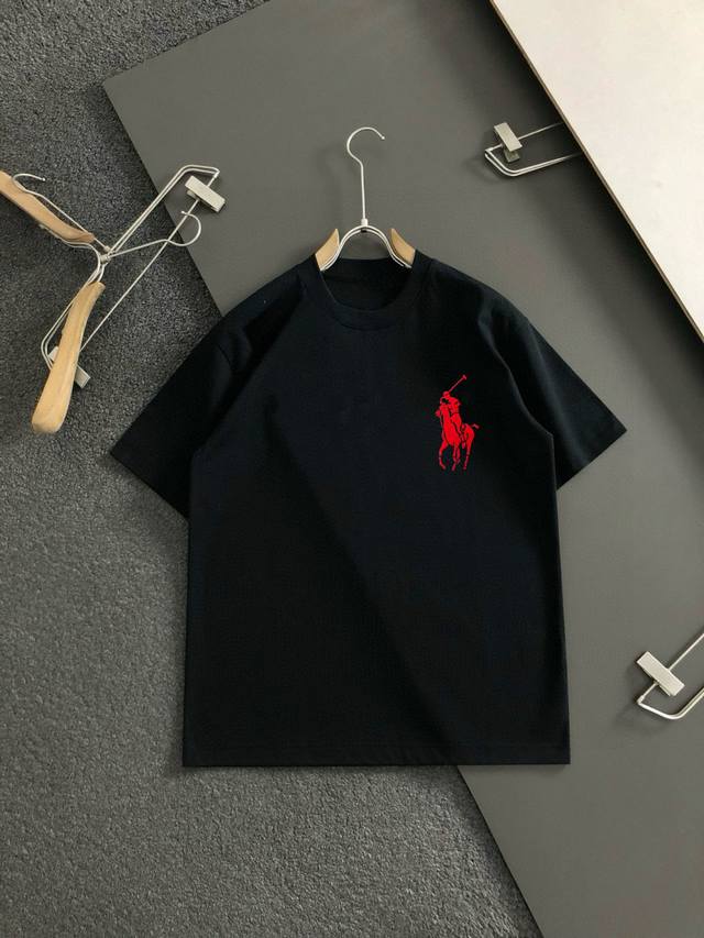 polo 2026Ss早春新款刺绣圆领t恤，定织定染纯棉300克重洗水面料，做工精细。男女同款宽松落肩版型，时尚大气。尺码：M-3Xl