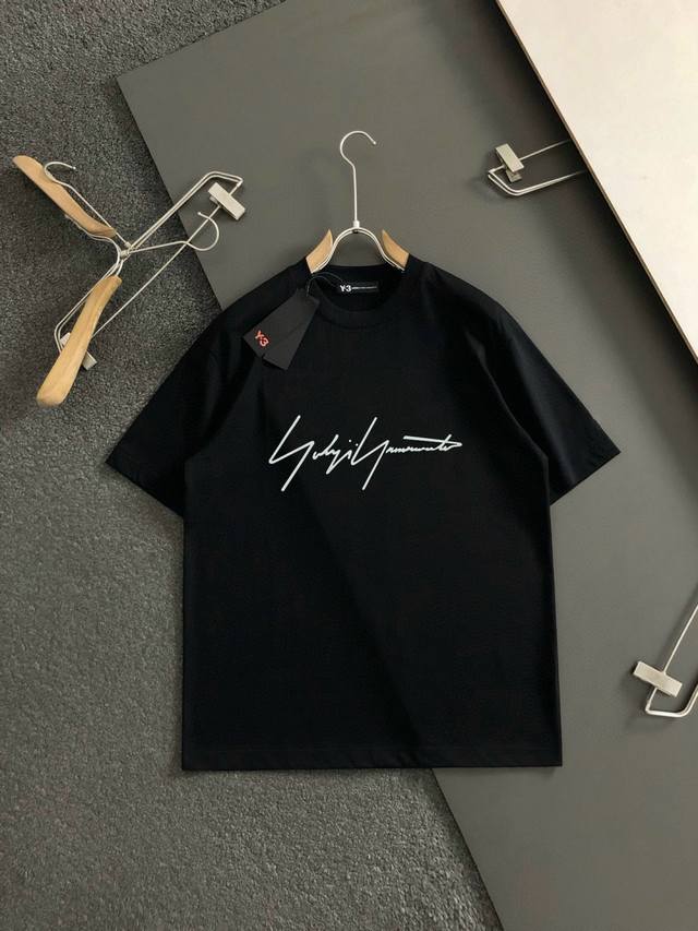 Y-3 2026Ss早春新款刺绣圆领t恤，定织定染纯棉300克重洗水面料，做工精细。男女同款宽松落肩版型，时尚大气。尺码：M-3Xl