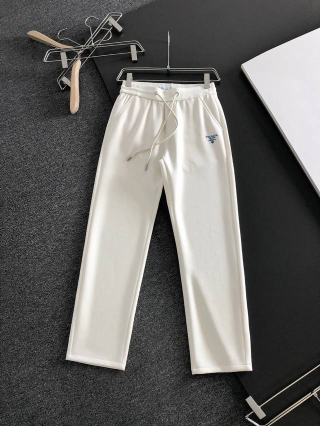 prad 2026春季新品休闲裤，经典款百看不厌，裤身工艺设计，进口客供辅料、定制铜氨丝面料，每个细节做到极致，原版五金配件，潮范十足、上身有型帅气，潮人必备单