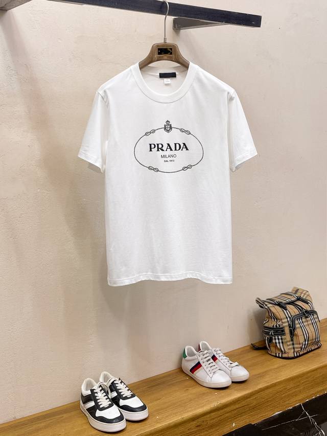 新品 普拉达 圆领 短袖，香港洋行渠道货，高端葡萄牙代工出品，26 早夏 新品，经典王牌主打单品！客供高支弹力针织100%液氨空气层面料,平整匀称的针织轻薄清爽