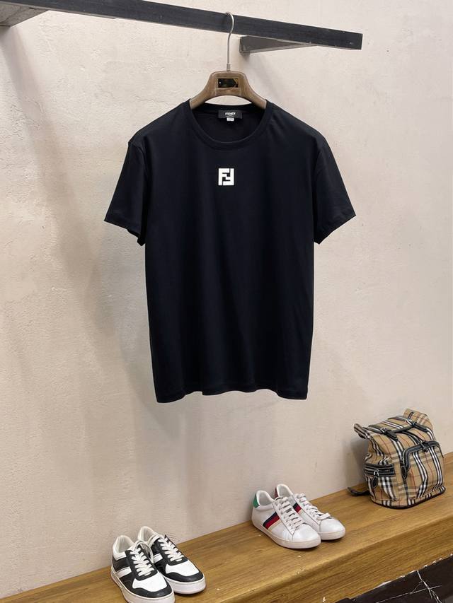 新品 芬迪 圆领 短袖，香港洋行渠道货，高端葡萄牙代工出品，26 早夏 新品，经典王牌主打单品！客供高支弹力针织100%液氨空气层面料,平整匀称的针织轻薄清爽,