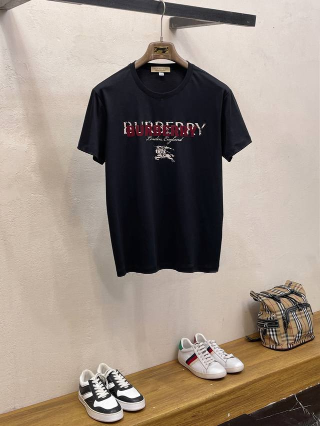 新品 巴宝莉 圆领 短袖，香港洋行渠道货，高端葡萄牙代工出品，26 早夏 新品，经典王牌主打单品！客供高支弹力针织100%液氨空气层面料,平整匀称的针织轻薄清爽