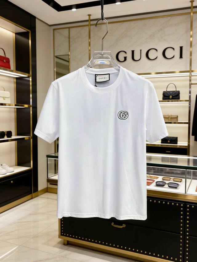 Gucci 2026春夏 高阶定制t恤 核心面料：秘鲁进口匹马棉 × 顶级丝光工艺 核心体感：蚕丝般柔滑，卓越透气不闷热 核心工艺：重工立体logo，专柜级精密