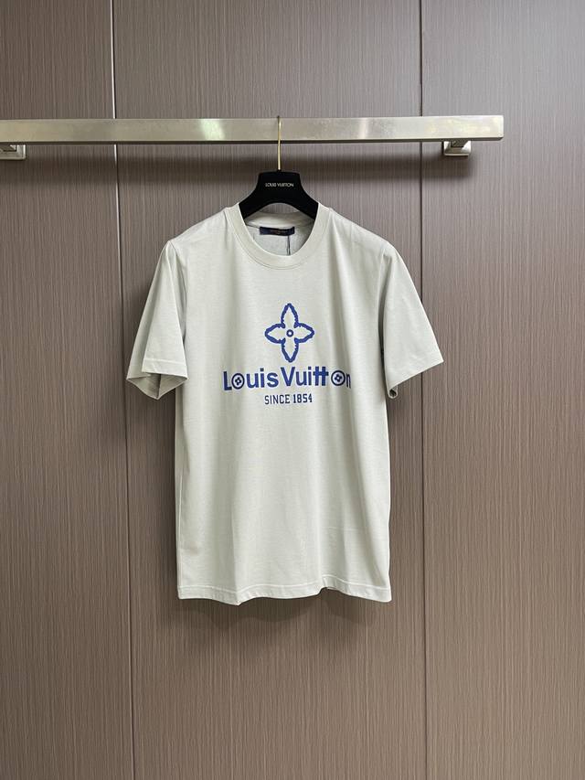 Lv Letter Print Short-Sleeve T-Shirt, using high-density dot matrix printing. Th
