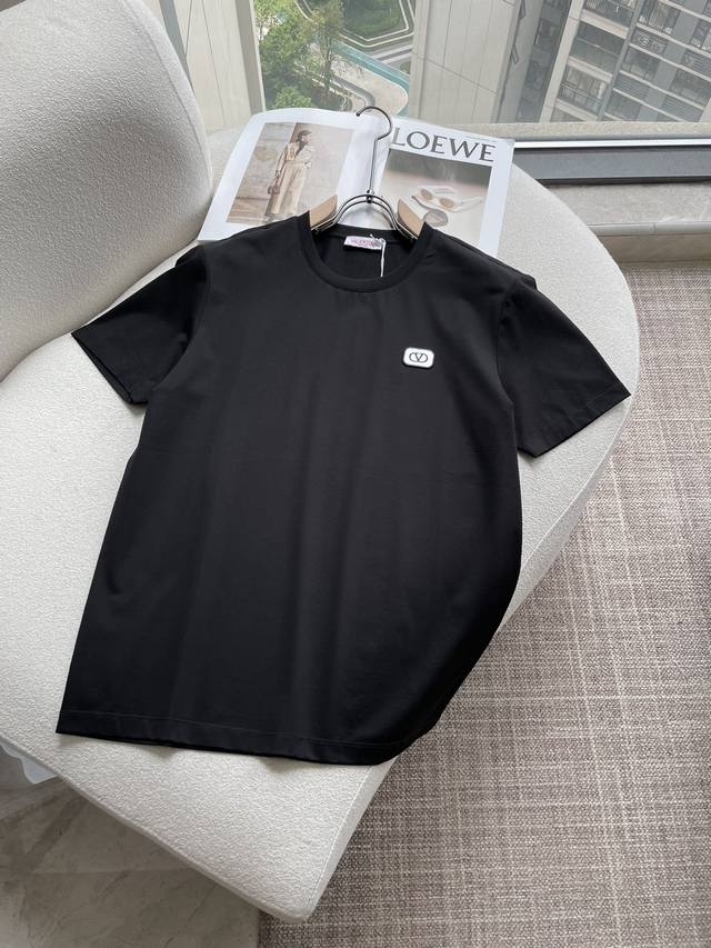 Valentino 2026 Spring Summer New Arrival Badge Embroidered Short-Sleeve T-Shirt. Valentino 2026 Spring Summer New Arrival Badge Embroidered Short-Sleeve T-Shirt.