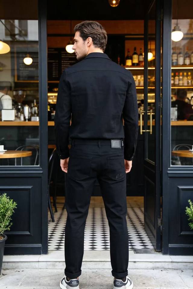 Valentino Summer 2026 New Arrival! Stylish men's slim-fit casual trousers with a Valentino Summer 2026 New Arrival! Stylish men's slim-fit casual trousers with a