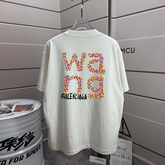 Balenciaga *Paris* 2026 Spring Summer New Short-Sleeve Crew Neck T-Shirt, Person Balenciaga *Paris* 2026 Spring Summer New Short-Sleeve Crew Neck T-Shirt, Person