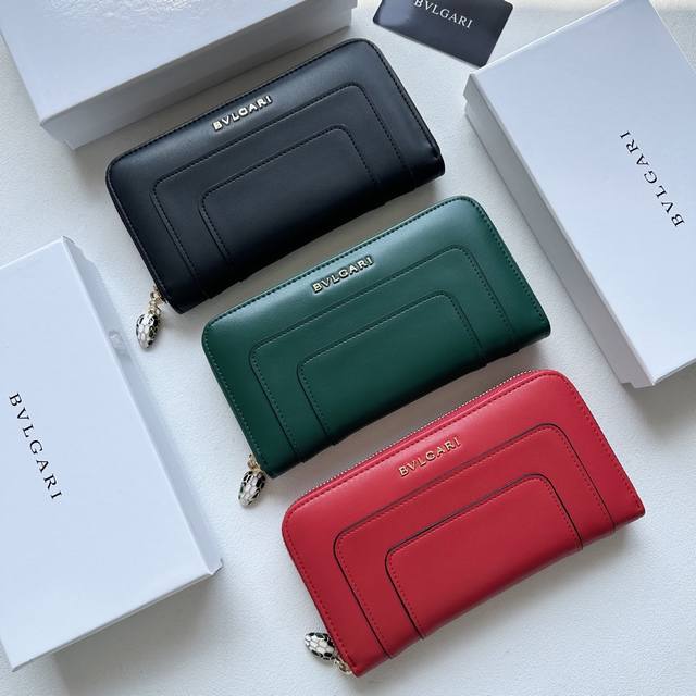 Colors: Black, Green, Red Size: 19x10 cm Original Bulgari leather single zipper