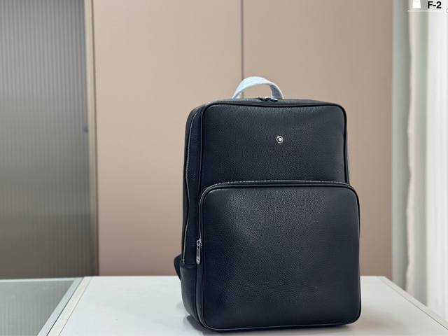 F2 Montblanc leather backpack, size 28X28 cm. Made of top-grain cowhide, it boas