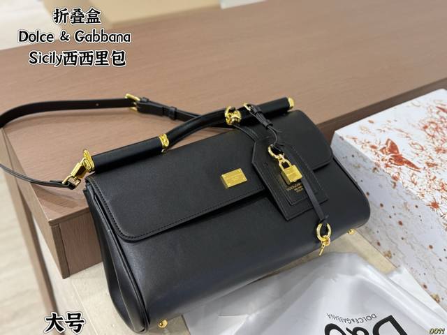 This Dolce & Gabbana Sicily folding bag exudes an understated elegance. The vint