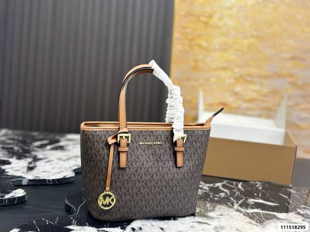 Comes with a gift box. Size 23.19Mk. Jet Set shopping basket is durable, versati Comes with a gift box. Size 23.19Mk. Jet Set shopping basket is durable, versati