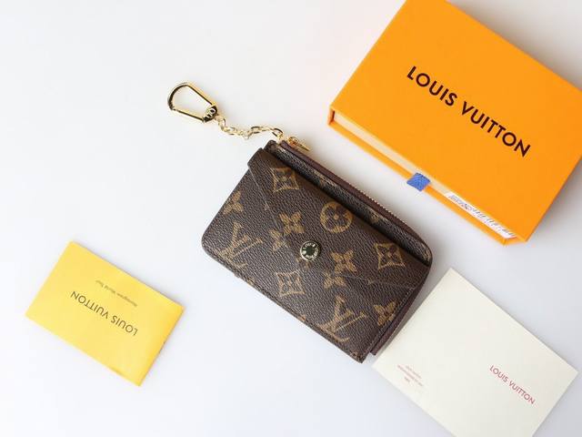 , Black Brown, 13 x 9.5 x 2.5 mm. The Recto Verso card holder featur , Black Brown, 13 x 9.5 x 2.5 mm. The Recto Verso card holder featur