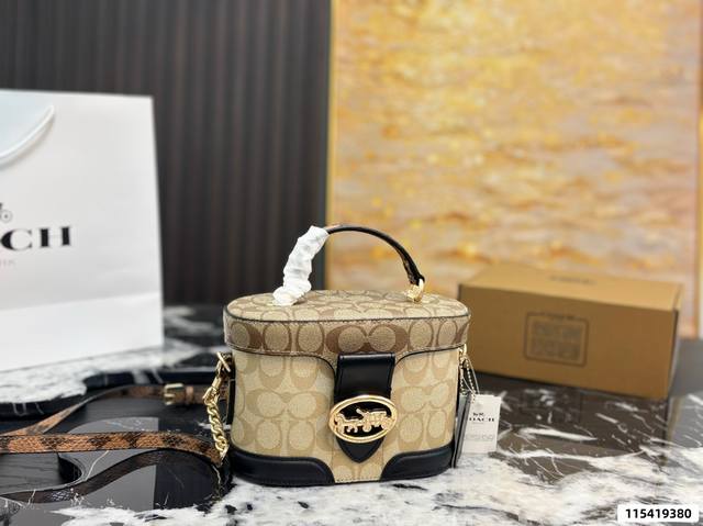 Comes with a box measuring 20*15cm. This Coach Georgie limited edition monogram