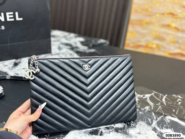 Size: 30.20cm Chanel 25p large handbag, very good quality! Has a hidden pocket!